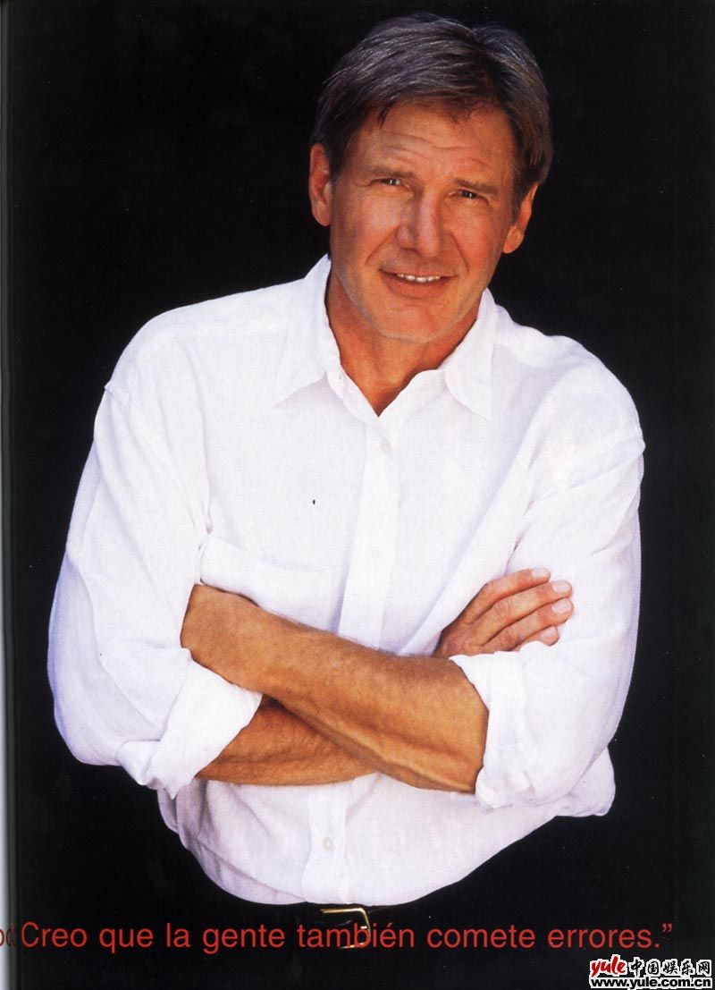 个人简介: 原名:哈里森·福特(Harrison Ford) 出生日期:1942年7月13日 出生地点:美国伊利诺依州芝加哥市 主要作品:《星球大战》、《法柜奇兵》、《亡命天涯》、《空军一号》、《银翼杀手》、《目击者》 1942年7月13日,哈里森·福特出生在美国芝加哥市,父亲是一名爱尔兰天主教徒,母亲则是俄裔犹太人。哈里森还有一个比他小三岁的弟弟。少年时,福特对表演没什么兴趣,也不很喜爱看电影,常常喜欢独来独往。中学毕业后,他离开芝加哥,到威斯康辛州的Ripon大学就读,学习